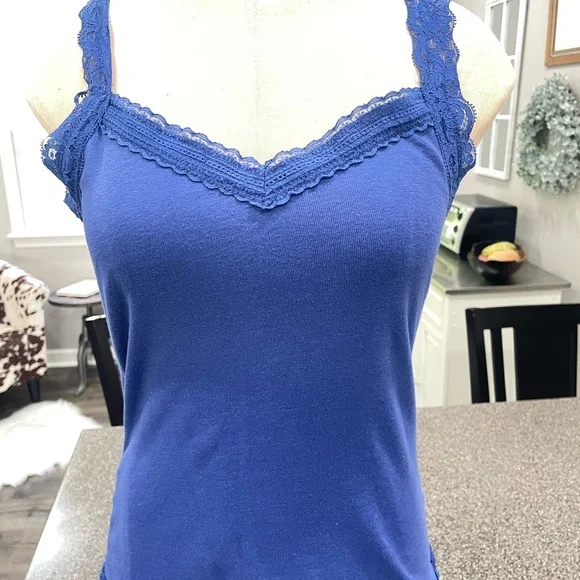 6 camis -assorted medium and large - Picture 4 of 6